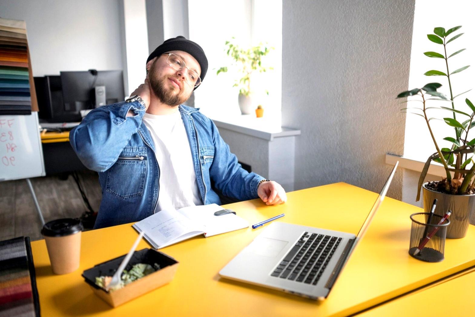 Estudiante revisando conceptos financieros en un entorno de aprendizaje moderno
